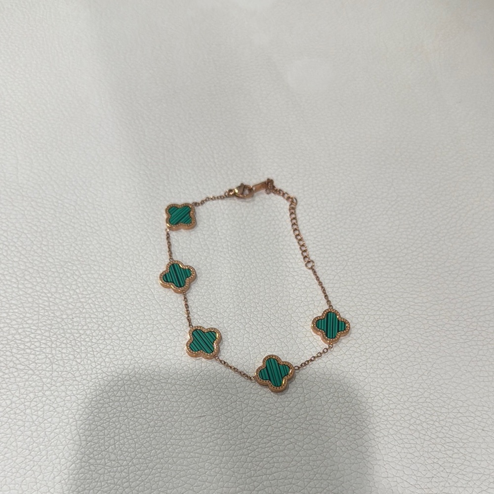 Elegant Green Clover Bracelet